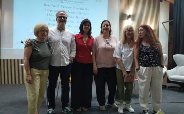Llanos, Alberto, Mónica, Maribel y Amparo, compañero que se jubilan en 2026, junto a la directora Margarita Pérez Calatayud (a la derecha)