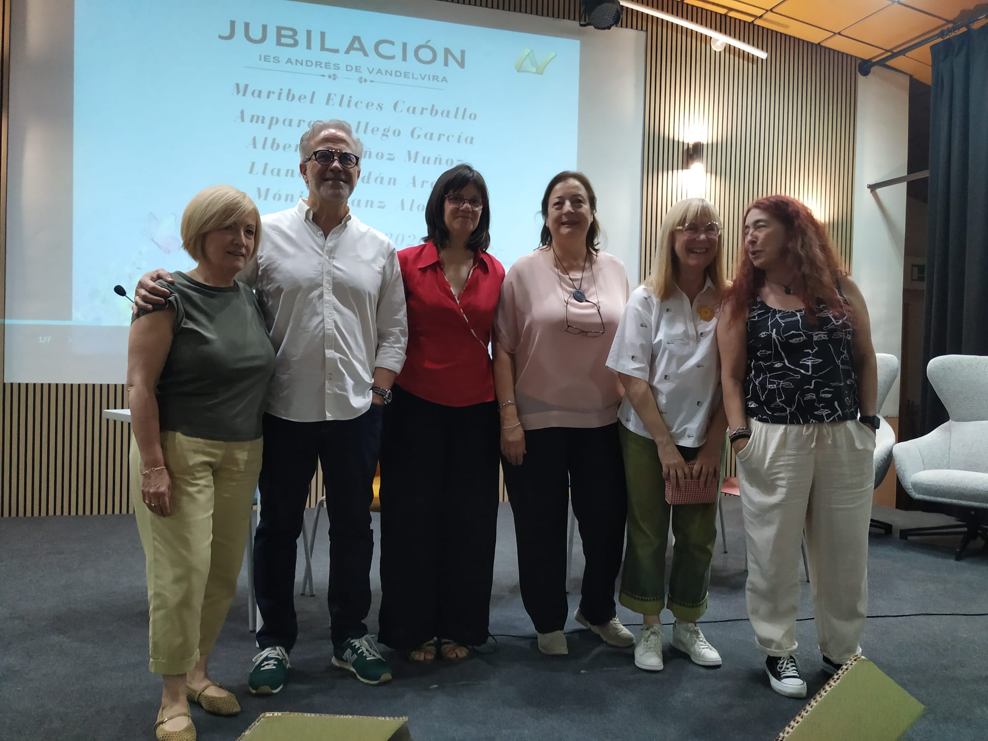 Llanos, Alberto, Mónica, Maribel y Amparo, compañero que se jubilan en 2026, junto a la directora Margarita Pérez Calatayud (a la derecha)